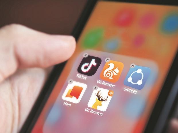 Revolutionising Fintech with AI: Integrating Chatbots with Intelligence in Business